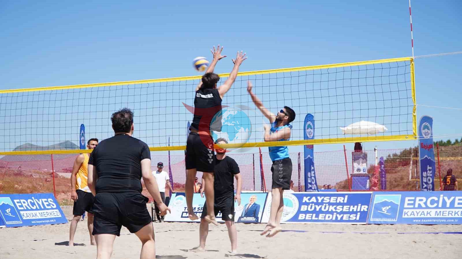 Erciyes'te Zirvede Smaç Heyecanı: 2 Bin 200 Metrede Plaj Voleybolu Turnuvası Nefes Kesti