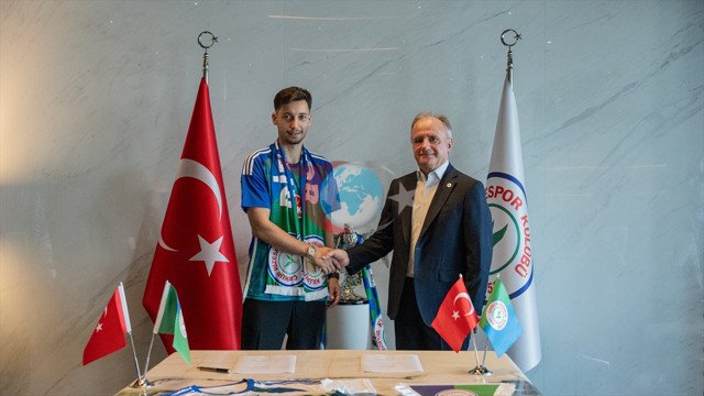 Чайкур Ризеспор Бешикташтын коргоочусун түстөрүнө кошту - Сүрөт: 0