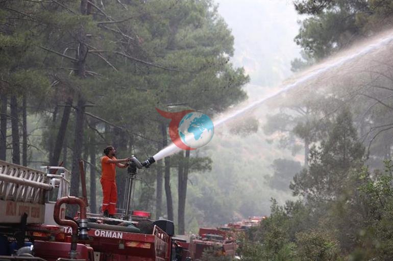 Antalyada orman yangını Alevlere havadan ve karadan müdahale sürüyor