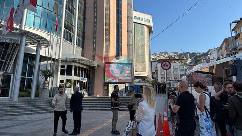 So'nggi yangiliklar... Izmit hokimi Fatma Kaplan Hurriyet va uning turmush o'rtog'i qo'lga olindi