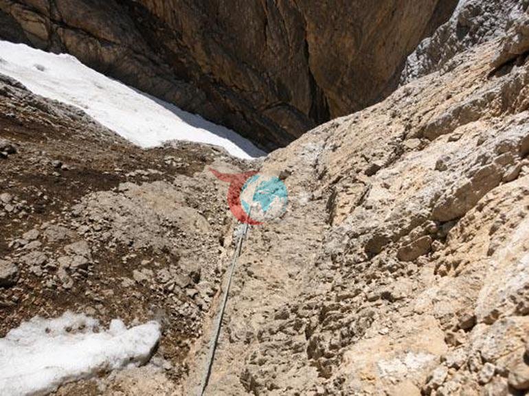 Uni 200 metrga sudrab olib, arqonga osib qo'yishdi. Turk alpinistining so'nggi lahzalari izlari