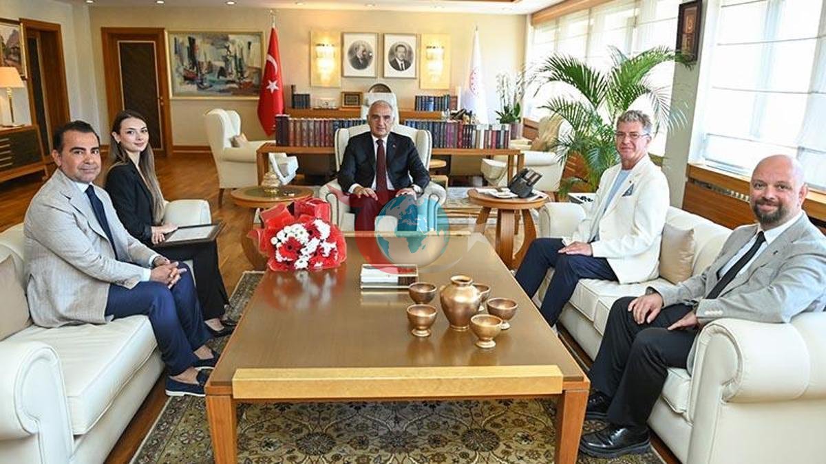 Türk Balesinin Zirvesindeki İsimler Bakanlıkta: Bakan Ersoy, Nilay Tahiroğlu ve Tan Sağtürk'ü Kabul Etti