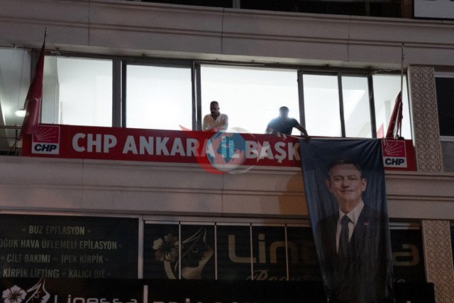CHP Анкара облустук башкармалыгында тараптардын ортосунда тирешүү чыгып, полиция чакыртылды - Сүрөт: data- 
