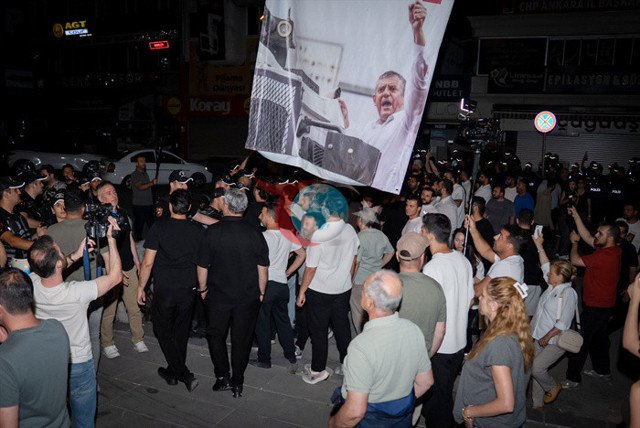 CHP Ankara İl Başkanlığında taraflar arasında gerilim çıktı polis çağırıldı - Resim: 1