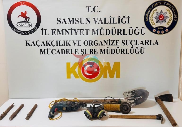 Samsunda polis köhnə binaya basqın etdi. Xalça ilə gizlədilmiş qanunsuz xəzinə qazıntısı üzə çıxdı=