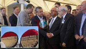 İki çələng, bir başlıq Özəl və Kılıçdaroğlu, Olcay Baykalın və bir başlıqlı Özeler Baykalın ilə yan-yana gəldilər.