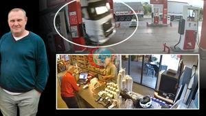 Bazarda alış-veriş edərkən yük maşınının altında qalıb. Qəza görüntüləri Bursa da Foça bazarında bir yük maşını ilə alış-veriş edərkən qəzaya uğrayıb