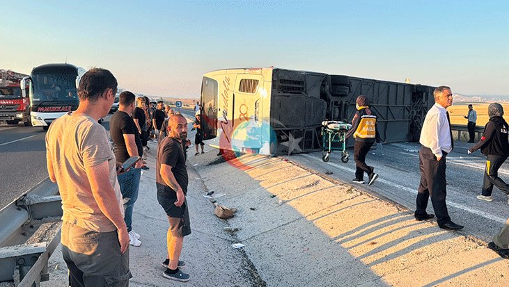 Kütahya'da Yolcu Otobüsü Devrildi: 31 Yaralı, Yol Trafiğe Kapatıldı