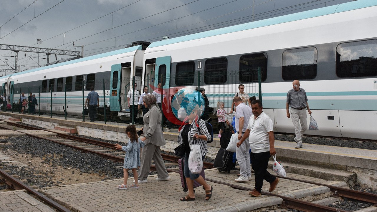Türkiye'nin Gururu Raylarda: Milli Elektrikli Tren Halkalı-Uzunköprü Seferlerine Başladı