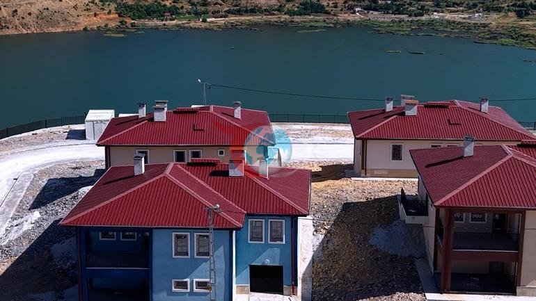 Nazir Kurum Adıyamanda tikilən kənd evlərini paylaşdı