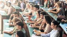 Oksford bilen esaslandyrylan uniwersitetlerden alynýan tölegler!
<h2> Bursa endandarmeriniň ýaşaýyş jaýyna şok hüjümi </h2>
<p> Bursa welaýat endandarmiýa serkerdeliginiň neşe serişdelerine garşy göreş müdirliginiň toparlary re directorissýor Ezel Akaýyň ýaşaýan ýerinde bikanun kenebiň ösdürilip ýetişdirilendigi barada anyk maglumat aldylar. Alnan maglumatlardan soň toparlar herekete geçdiler we prokuraturanyň utgaşdyrylmagy bilen operasiýa üçin düwmä basdylar. Görkezilen salgydaky şok reýdinde öý gözlegi geçirildi. </p>
<h2> Cannabiniň ýörite mehanizm ulanyp ösdürilip ýetişdirilendigi anyklandy </h2>
<p> Howpsuzlyk güýçleri tarapyndan salgyda geçirilen jikme-jik gözlegleriň dowamynda, kenebir ösümliklerini ösdürip ýetişdirmek üçin ýörite döredilen mehanizm ýüze çykaryldy. Operasiýa wagtynda bu enjamlardan başga-da, satmaga ýa-da ulanmaga taýyn köp mukdarda ösümlik mariuana hem ele salyndy. Alnan neşe serişdeleriniň we mehanizm bölekleriniň hemmesi gözden geçirmek üçin ele salnanda, meşhur re directorissýor Ezel Akaý we dogany Eren Kazym Akaý endandarma toparlary tarapyndan tussag edilip, polisiýa bölümine äkidildi. </p>
<img src = 