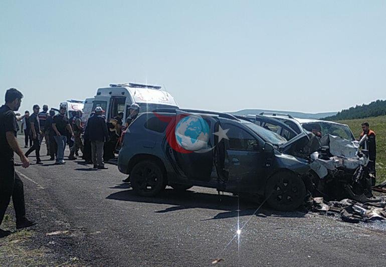 Ardahanda feci kaza İki araç çarpıştı, 4 kişi hayatını kaybetti