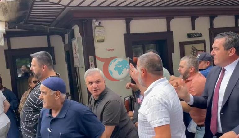 Özgür Özelin cuma namazı çıkışında arbede YENİ Partili vekilden vatandaşa tekme