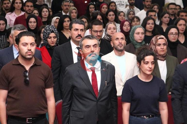 Bakan Tekin Erzurum Milli Eğitim Akademisindeki öğretmen adaylarıyla buluştu
