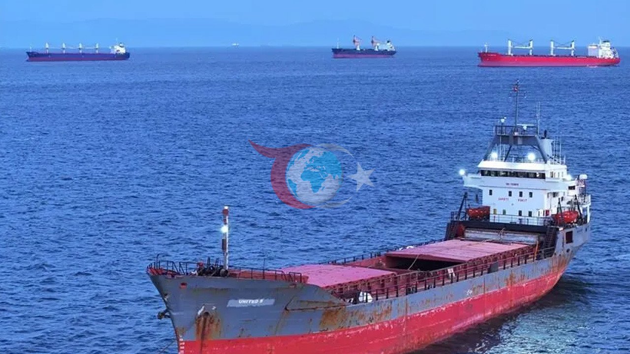 Hörmüz boğazında isti saatlar: İran ordusu icazəsiz keçən 4 gəmiyə atəş açıb