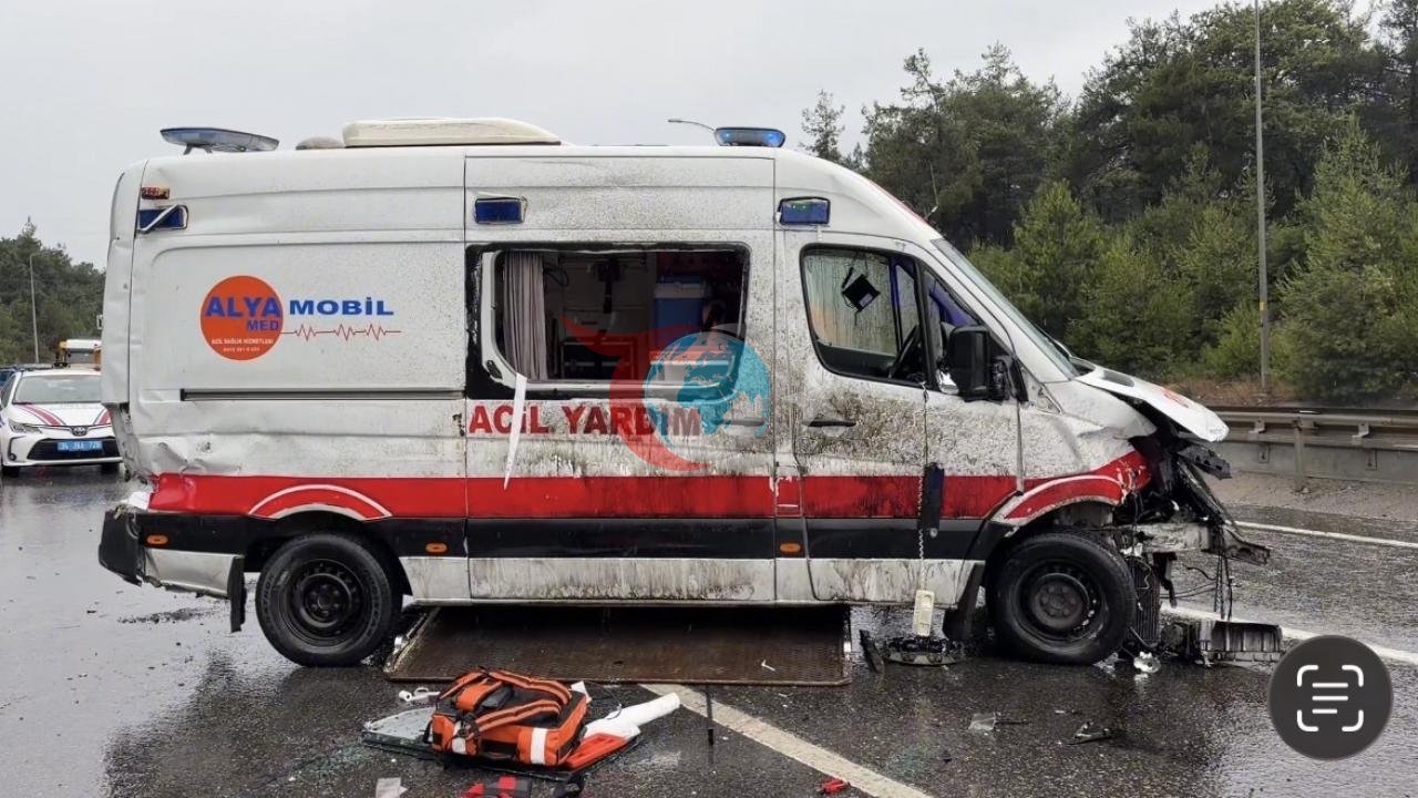 Çekmeköy Şile Otoyolu'nda Ambulans Kazası: Yağışlı Havada Devrilen Araçta Sürücü Sıkıştı
