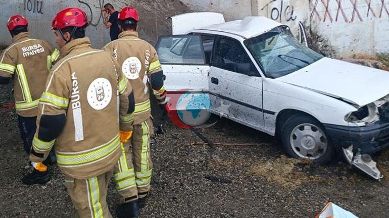 Bursada dəhşətli qəza Avtomobil körpünün altındakı beton divara çırpıldı: 3 ölü, 2 yaralı var.