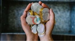 100 bin sterlinlik altın! Yıllar boyunca 'gizlice' bağışladı, herkes onu arıyor