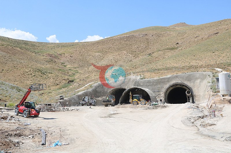 Yüksekova'da Ulaşım Devrimi: 4 Bin 566 Metrelik T2 Tüneli Hızla İlerliyor
