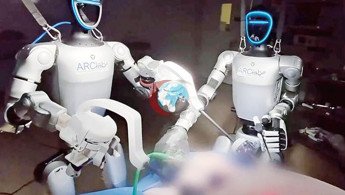 Uzaktan kumandalı cerrah robotlar domuza safra kesesi ameliyatı yaptılar