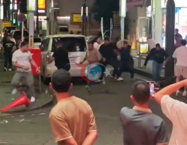 Yaponiyada Qars və Ordudan olan ailələr toqquşdu! Meydançalı döyüşü xatırladan döyüş - Şəkil: 