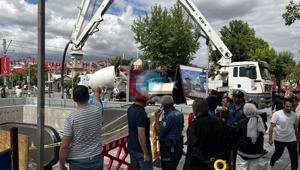 Kayseridə tikinti partlayışı. Yoldan keçənlərin üzərinə beton minaatan yağdı