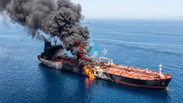Hürmüz Boğazı'nda Mayın Patlaması: Petrol Tankeri Stratejik Güzergahta İsabet Aldı