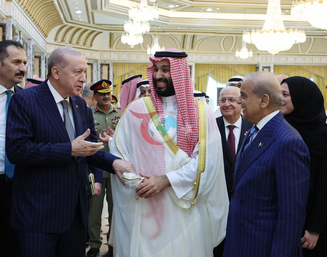 Cumhurbaşkanı Recep Tayyip Erdoğan, Suudi Arabistan Veliaht Prensi Muhammed bin Selman ile Pakistan Başbakanı Şahbaz Şerif, Suudi Arabistan'ın Mekke şehrinde üçlü savunma anlaşması imzaladı.