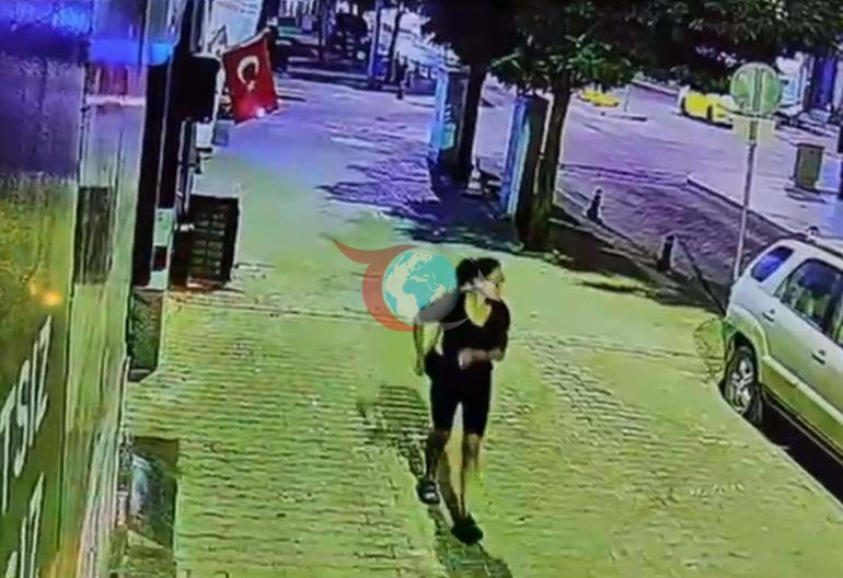 O, Türkiyə bayrağını alışqanla yandırıb getdi. Qadının bayrağa hücumu kameralara düşüb. width=