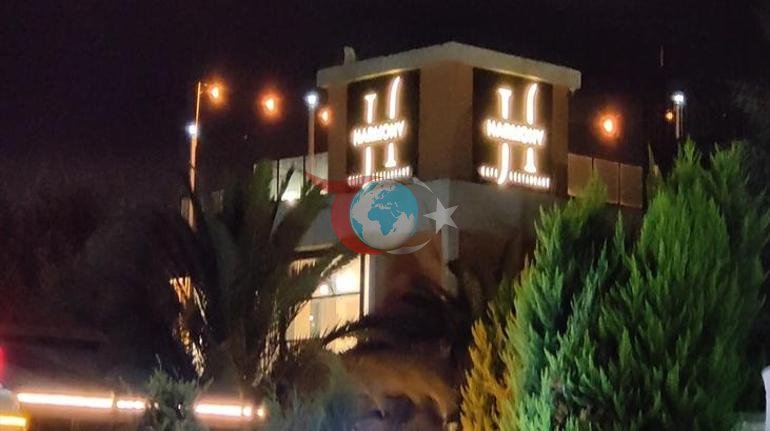 İstanbul Küçükçekmece'de bir kafedə iş yeri sahibinə silahla atəş açılıb. Yaralananlar var