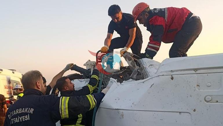 Diyarbakır’da feci kaza Yolcu minibüsü kavun yüklü traktöre çarptı: 2 ölü, 6 yaralı