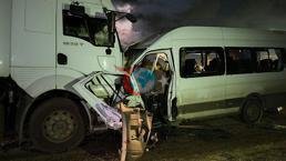 Hatayda dəhşətli qəza! İşçi servisi yük maşını ilə baş-başa toqquşub, yük maşını ilə toqquşub. eni=