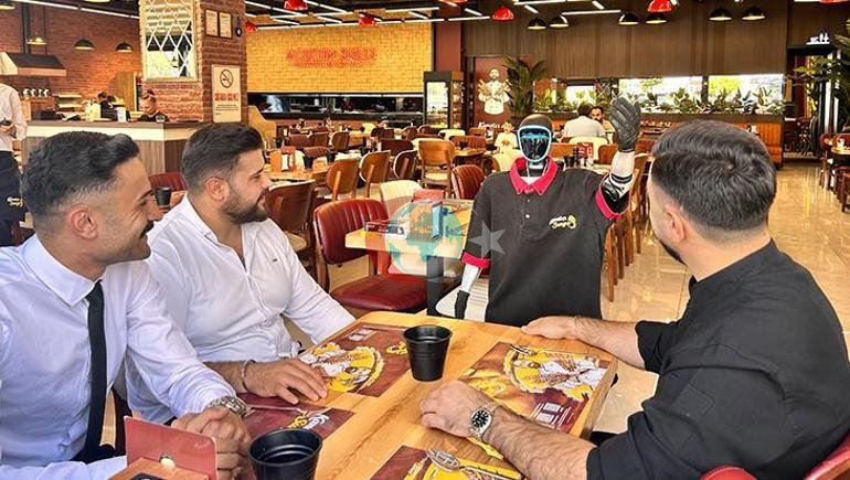 Robot garson Fiko patrondan zam istedi Maaşı var, haftada bir gün izin yapıyor