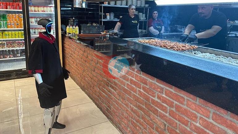 Robot garson Fiko patrondan zam istedi Maaşı var, haftada bir gün izin yapıyor