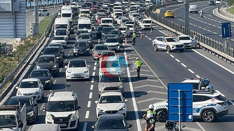 Fatihte araçta yangın Avrasya Tüneli istikameti trafiğe kapatıldı