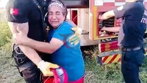 Жүректі жылытатын суреттер Ол өрт сөндірушілерді құшақтап, көз жасын төкті: Мен құрбан болайын. көз жасы: Мен саған құрбан болайын