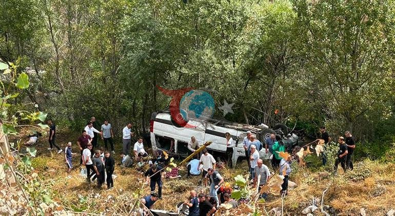 Son xəbər... Sivasda dəhşətli qəza Sərnişin mikroavtobusu xəndəyə aşdı: 4-cü sinif ölüb