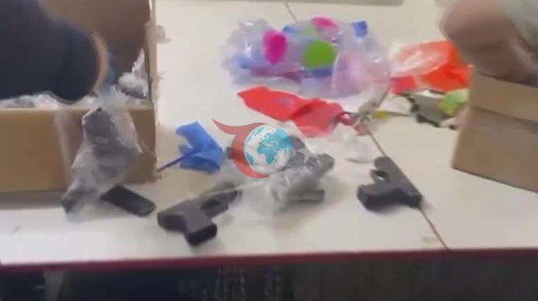 İstanbulda iş yerine operasyon 100 adet ruhsatsız tabanca ele geçirildi; 2 gözaltı
