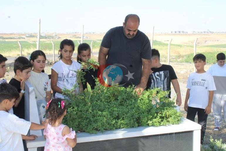 Narin Güranın atası Arif Güran məzarı başında danışdı: 2 ildir ki, hamımız ölmüşük