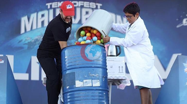 TEKNOFEST Mavi Vatanda minik bilim insanları sahnede
