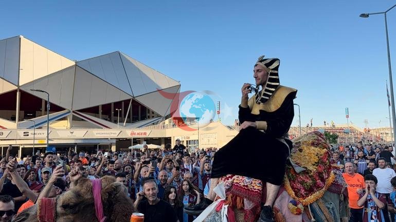 Salah sevgisi sərhəd tanımır, matça dəvə ilə gəldi