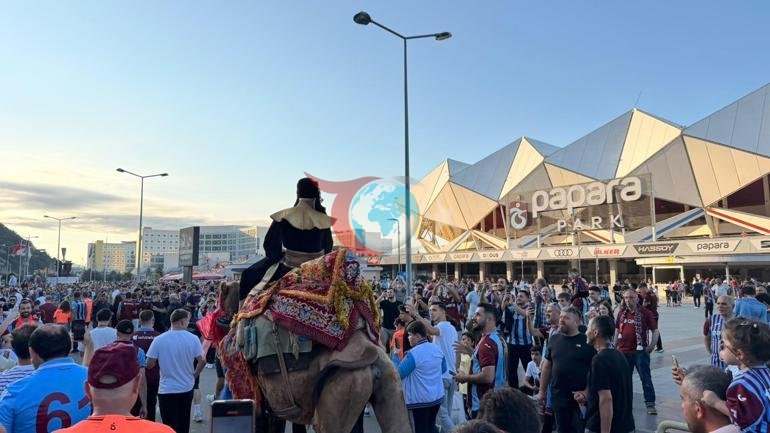Salah sevgisi sərhəd tanımır, matça dəvə ilə gəldi