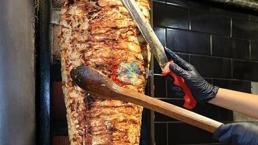 Döner paketlerinden 'gizli çağrı' çıktı! Ülkede gören QR kodunu okutuyor