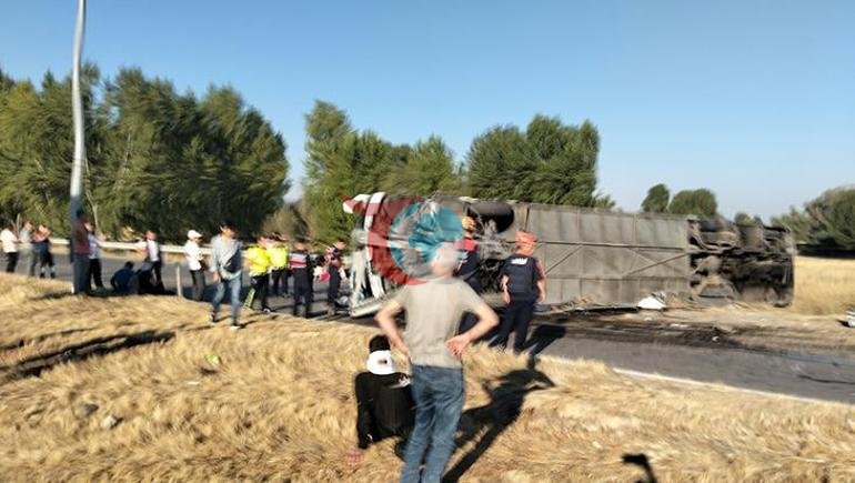 Afyonkarahisarda yolcu otobüsü devrildi Çok sayıda yaralı var