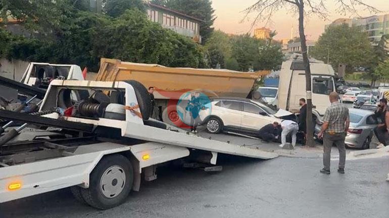 Esenlerde ortalık savaş alanına döndü Freni boşalan kamyon park halindeki araçları ezdi