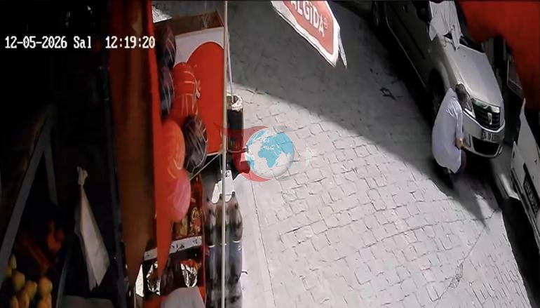 Beyoğlunda yokuştan kayan kargo aracı otomobile çarptı: Araç askıda kaldı