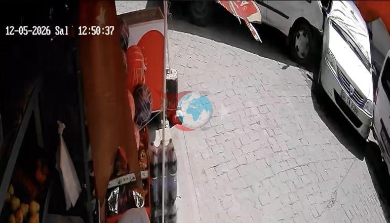 Beyoğlunda yokuştan kayan kargo aracı otomobile çarptı: Araç askıda kaldı