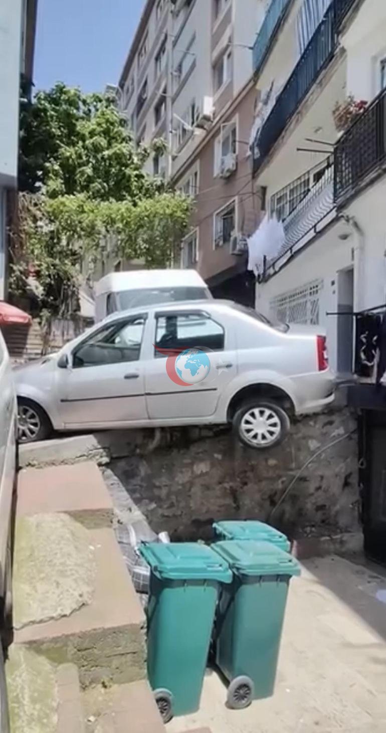 Beyoğlunda yokuştan kayan kargo aracı otomobile çarptı: Araç askıda kaldı