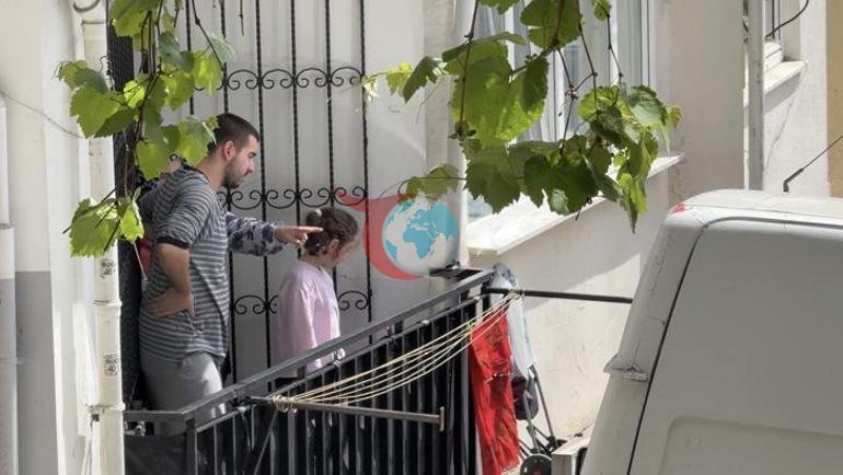 Beyoğlunda yokuştan kayan kargo aracı otomobile çarptı: Araç askıda kaldı