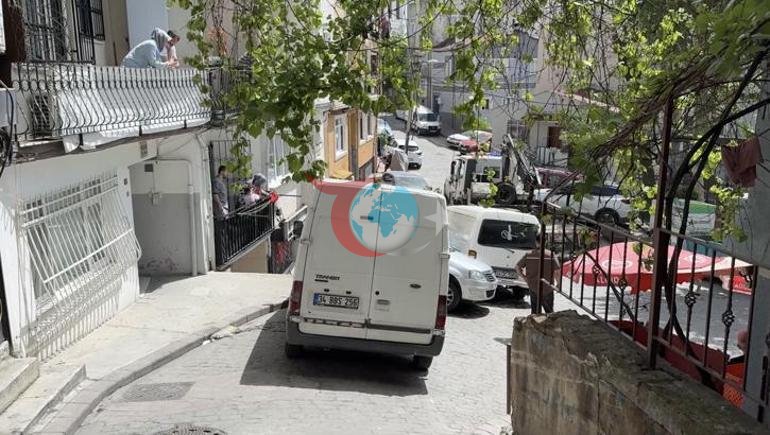 Beyoğlunda yokuştan kayan kargo aracı otomobile çarptı: Araç askıda kaldı